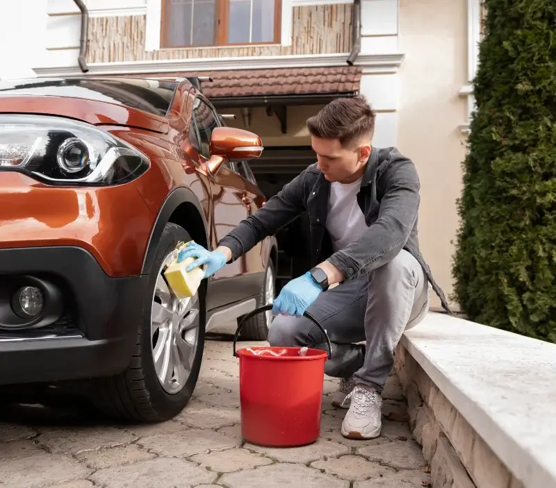 Lavage auto à domicile Les Garennes sur Loire : professionnel intervenant sur un véhicule